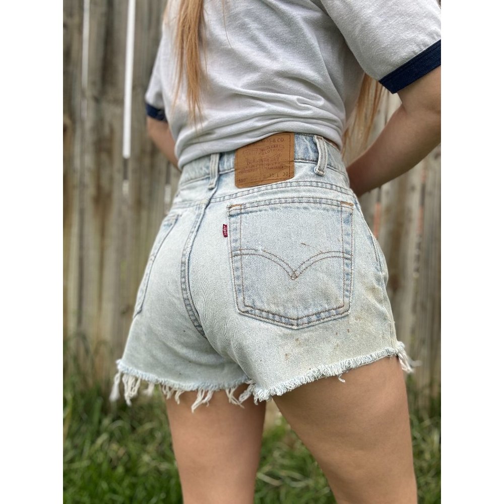 Vintage 96' Levi's 550 Relaxed Fit Cut Off Raw Hem Denim Jean Shorts Size 31